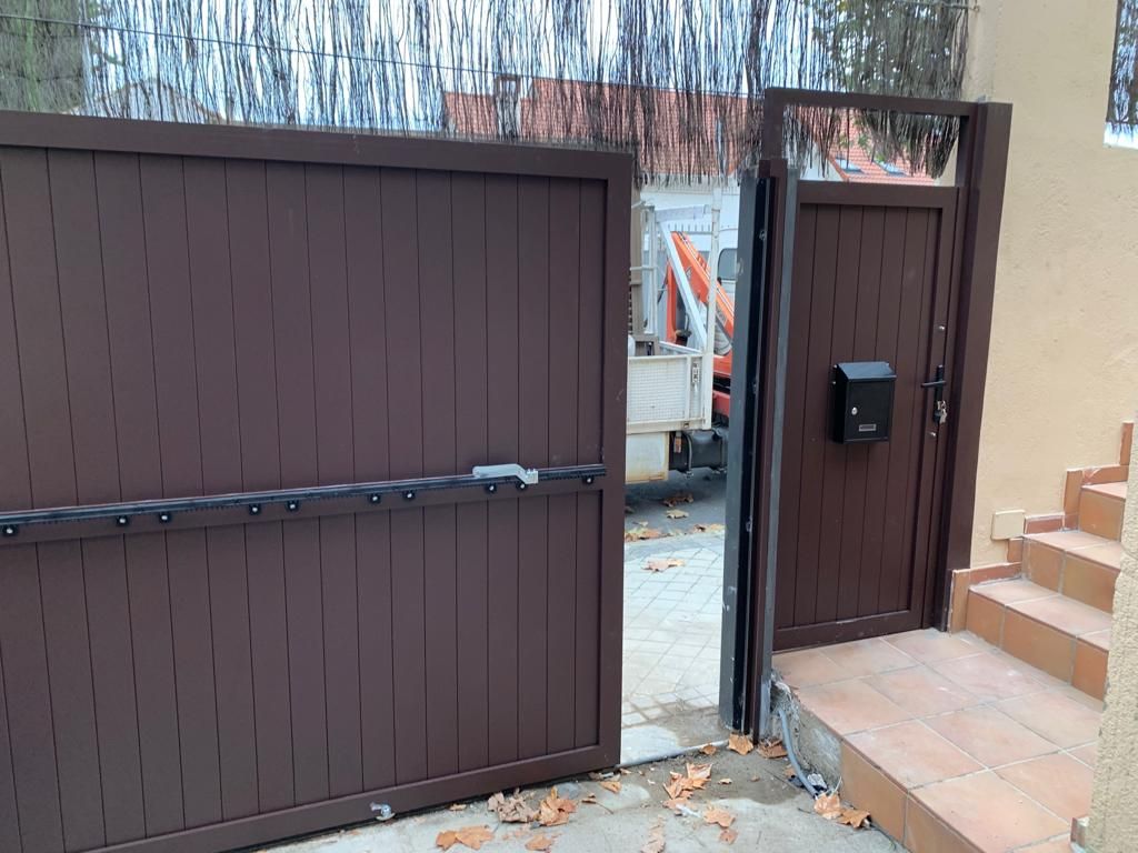 puerta de metal
